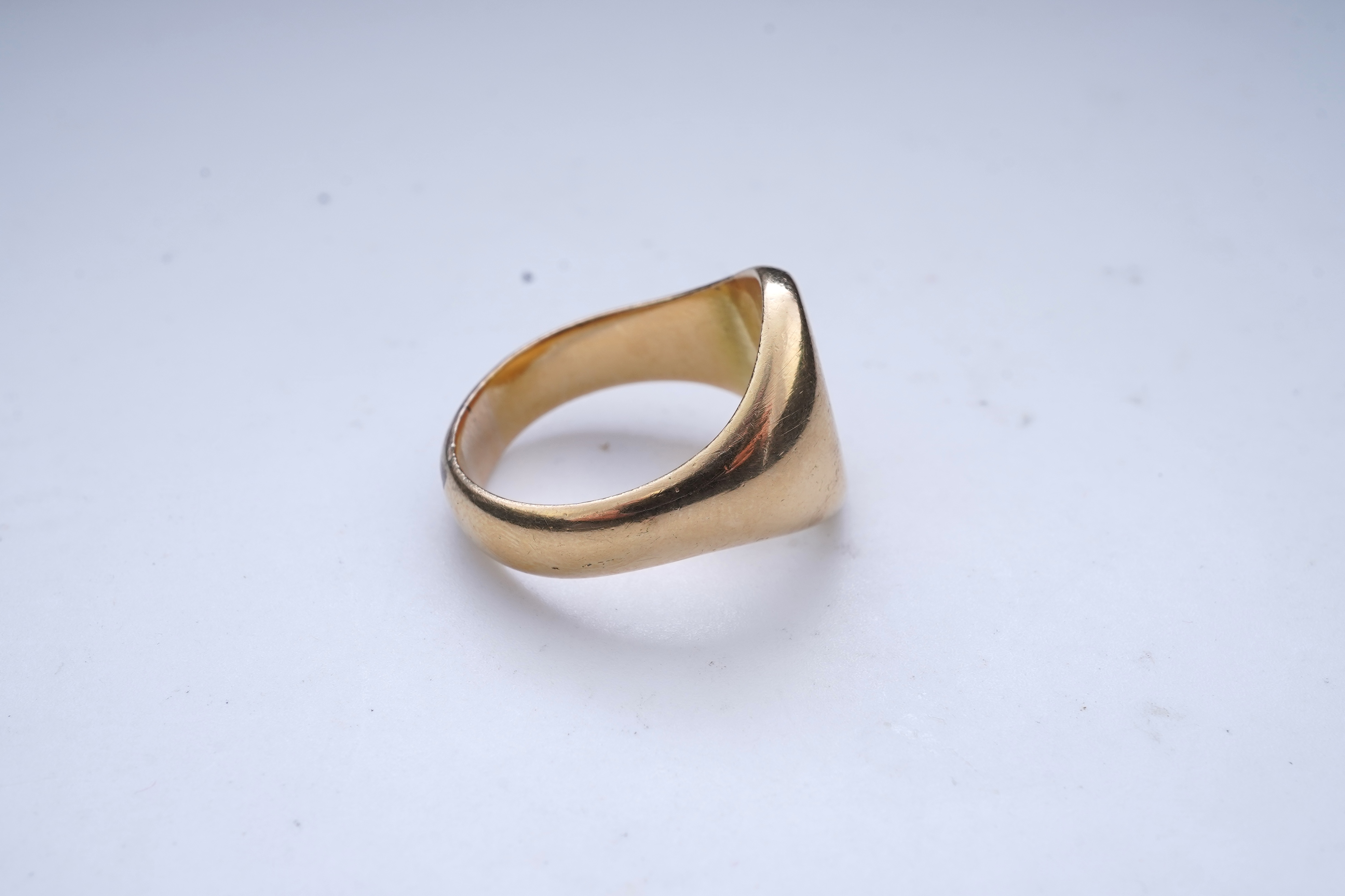 A Victorian 18ct gold signet ring, circa 1890